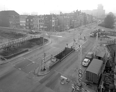 83734 Gezicht op de Catharijnebrug te Utrecht, uit het noordoosten, na de demping van de Stadsbuitengracht ten behoeve ...